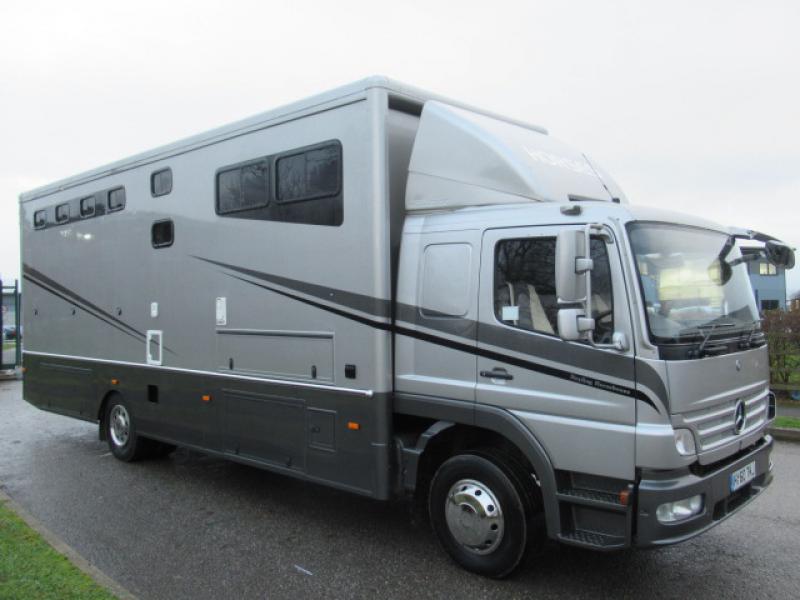 22-445-2010 Mercedes Benz Atego 16 Ton Coach built by Hayling truck horseboxes. Stalled for 4. Smart spacious living, sleeping for 4. Toilet and shower. Recent build.... LIKE NEW!