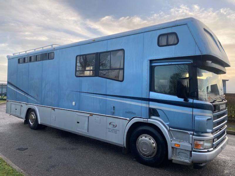 22-450-2003 Scania 230 18 Ton Coach built by Geoff Bains coach builders. Stalled for 4 large horses or 5 ponies. Smart spacious luxury living with separate toilet and shower. Sleeping for 4 people. Large external tack locker storage.