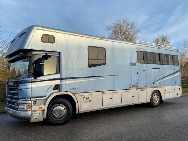 22-450-2003 Scania 230 18 Ton Coach built by Geoff Bains coach builders. Stalled for 4 large horses or 5 ponies. Smart spacious luxury living with separate toilet and shower. Sleeping for 4 people. Large external tack locker storage.