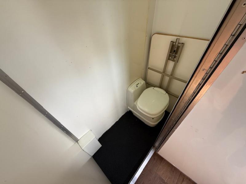 25-1222-2008 DAF LF 170 7.5 Ton, Professional conversion by Minster Coach builders. Stalled for 4 with smart living with toilet. Full tilt cab. Smart horsebox 25-1222-2008 DAF LF 170 7.5 Ton, Professional conversion by Minster Coach builders. Stalled for 4 with smart living with toilet. Full tilt cab. Smart horsebox