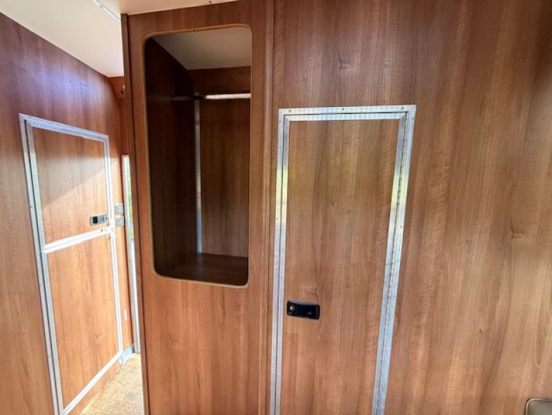 25-1222-2008 DAF LF 170 7.5 Ton, Professional conversion by Minster Coach builders. Stalled for 4 with smart living with toilet. Full tilt cab. Smart horsebox 25-1222-2008 DAF LF 170 7.5 Ton, Professional conversion by Minster Coach builders. Stalled for 4 with smart living with toilet. Full tilt cab. Smart horsebox