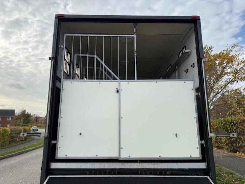 25-1222-2008 DAF LF 170 7.5 Ton, Professional conversion by Minster Coach builders. Stalled for 4 with smart living with toilet. Full tilt cab. Smart horsebox 25-1222-2008 DAF LF 170 7.5 Ton, Professional conversion by Minster Coach builders. Stalled for 4 with smart living with toilet. Full tilt cab. Smart horsebox