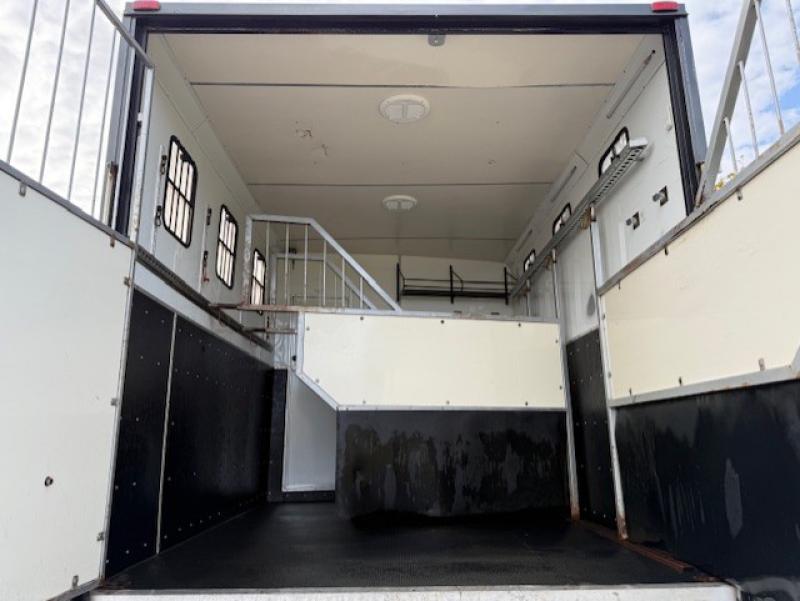 25-1222-2008 DAF LF 170 7.5 Ton, Professional conversion by Minster Coach builders. Stalled for 4 with smart living with toilet. Full tilt cab. Smart horsebox 25-1222-2008 DAF LF 170 7.5 Ton, Professional conversion by Minster Coach builders. Stalled for 4 with smart living with toilet. Full tilt cab. Smart horsebox