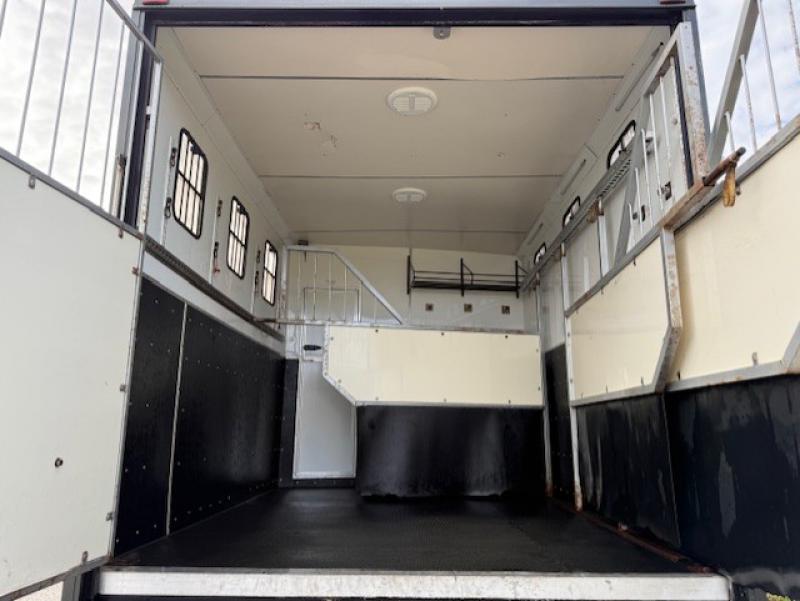 25-1222-2008 DAF LF 170 7.5 Ton, Professional conversion by Minster Coach builders. Stalled for 4 with smart living with toilet. Full tilt cab. Smart horsebox 25-1222-2008 DAF LF 170 7.5 Ton, Professional conversion by Minster Coach builders. Stalled for 4 with smart living with toilet. Full tilt cab. Smart horsebox