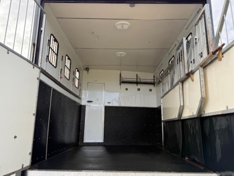 25-1222-2008 DAF LF 170 7.5 Ton, Professional conversion by Minster Coach builders. Stalled for 4 with smart living with toilet. Full tilt cab. Smart horsebox 25-1222-2008 DAF LF 170 7.5 Ton, Professional conversion by Minster Coach builders. Stalled for 4 with smart living with toilet. Full tilt cab. Smart horsebox