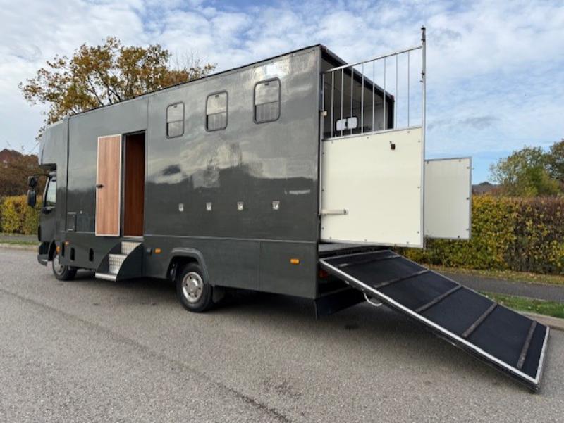 25-1222-2008 DAF LF 170 7.5 Ton, Professional conversion by Minster Coach builders. Stalled for 4 with smart living with toilet. Full tilt cab. Smart horsebox 25-1222-2008 DAF LF 170 7.5 Ton, Professional conversion by Minster Coach builders. Stalled for 4 with smart living with toilet. Full tilt cab. Smart horsebox