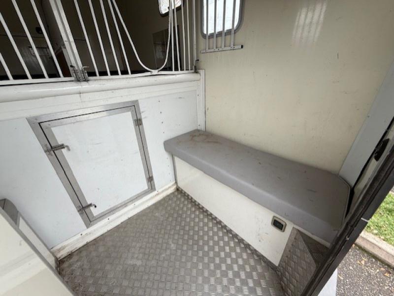 25-1225-2005 Model 54 Renault Master 3.9 Ton Coach built by Stratton Horseboxes. Stalled for 2 rear facing.. Smart changing area at the rear. 25-1225-2005 Model 54 Renault Master 3.9 Ton Coach built by Stratton Horseboxes. Stalled for 2 rear facing.. Smart changing area at the rear.