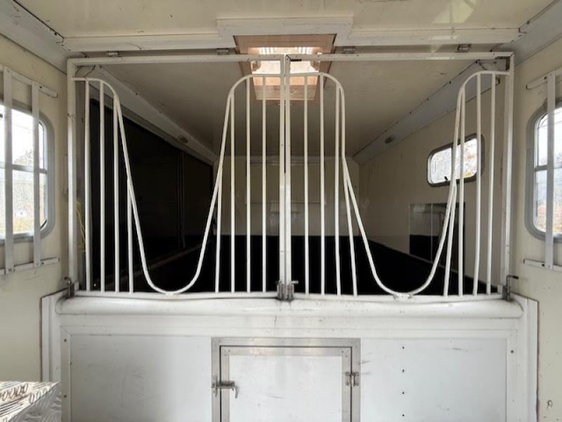 25-1225-2005 Model 54 Renault Master 3.9 Ton Coach built by Stratton Horseboxes. Stalled for 2 rear facing.. Smart changing area at the rear. 25-1225-2005 Model 54 Renault Master 3.9 Ton Coach built by Stratton Horseboxes. Stalled for 2 rear facing.. Smart changing area at the rear.