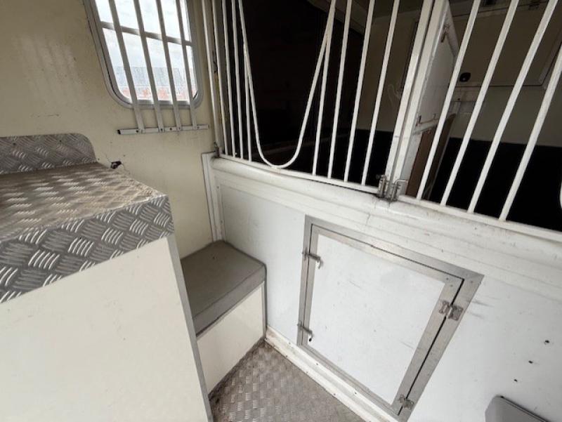 25-1225-2005 Model 54 Renault Master 3.9 Ton Coach built by Stratton Horseboxes. Stalled for 2 rear facing.. Smart changing area at the rear. 25-1225-2005 Model 54 Renault Master 3.9 Ton Coach built by Stratton Horseboxes. Stalled for 2 rear facing.. Smart changing area at the rear.