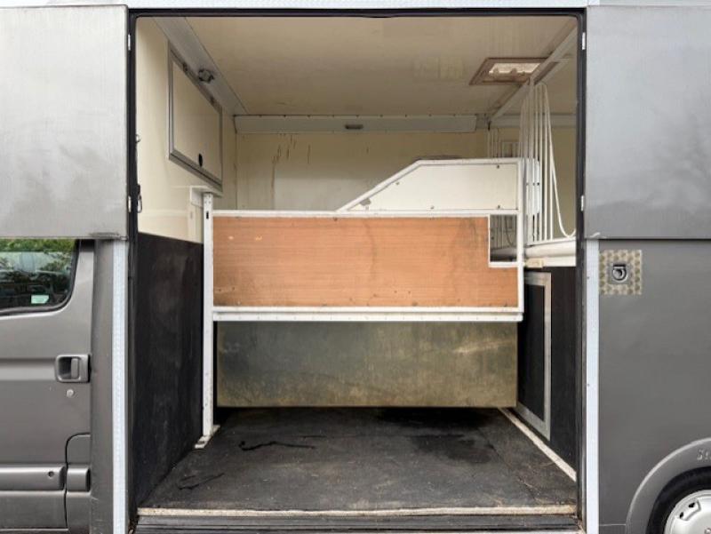 25-1225-2005 Model 54 Renault Master 3.9 Ton Coach built by Stratton Horseboxes. Stalled for 2 rear facing.. Smart changing area at the rear. 25-1225-2005 Model 54 Renault Master 3.9 Ton Coach built by Stratton Horseboxes. Stalled for 2 rear facing.. Smart changing area at the rear.