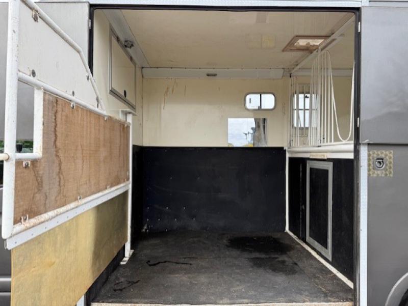 25-1225-2005 Model 54 Renault Master 3.9 Ton Coach built by Stratton Horseboxes. Stalled for 2 rear facing.. Smart changing area at the rear. 25-1225-2005 Model 54 Renault Master 3.9 Ton Coach built by Stratton Horseboxes. Stalled for 2 rear facing.. Smart changing area at the rear.