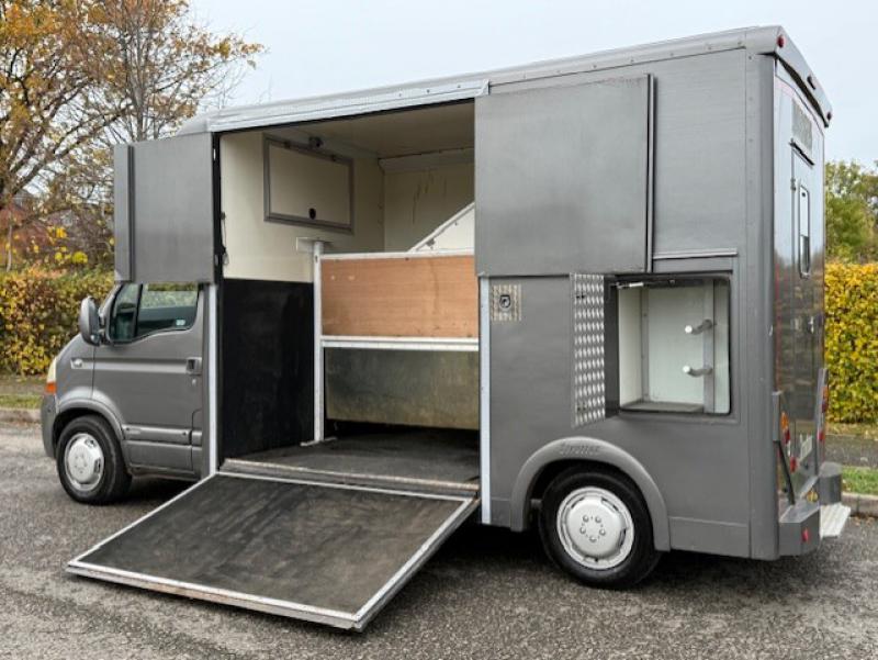 25-1225-2005 Model 54 Renault Master 3.9 Ton Coach built by Stratton Horseboxes. Stalled for 2 rear facing.. Smart changing area at the rear. 25-1225-2005 Model 54 Renault Master 3.9 Ton Coach built by Stratton Horseboxes. Stalled for 2 rear facing.. Smart changing area at the rear.