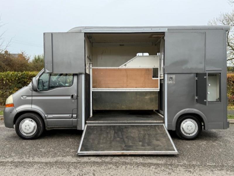 25-1225-2005 Model 54 Renault Master 3.9 Ton Coach built by Stratton Horseboxes. Stalled for 2 rear facing.. Smart changing area at the rear. 25-1225-2005 Model 54 Renault Master 3.9 Ton Coach built by Stratton Horseboxes. Stalled for 2 rear facing.. Smart changing area at the rear.