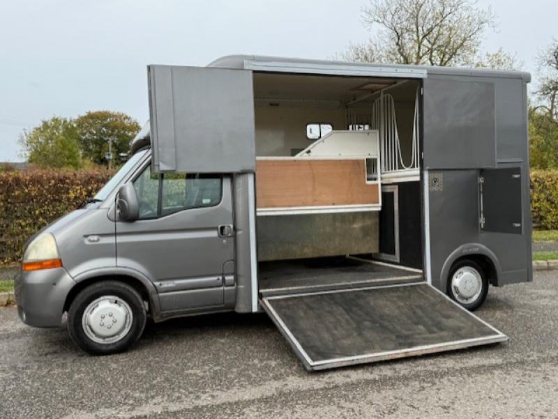 25-1225-2005 Model 54 Renault Master 3.9 Ton Coach built by Stratton Horseboxes. Stalled for 2 rear facing.. Smart changing area at the rear. 25-1225-2005 Model 54 Renault Master 3.9 Ton Coach built by Stratton Horseboxes. Stalled for 2 rear facing.. Smart changing area at the rear.