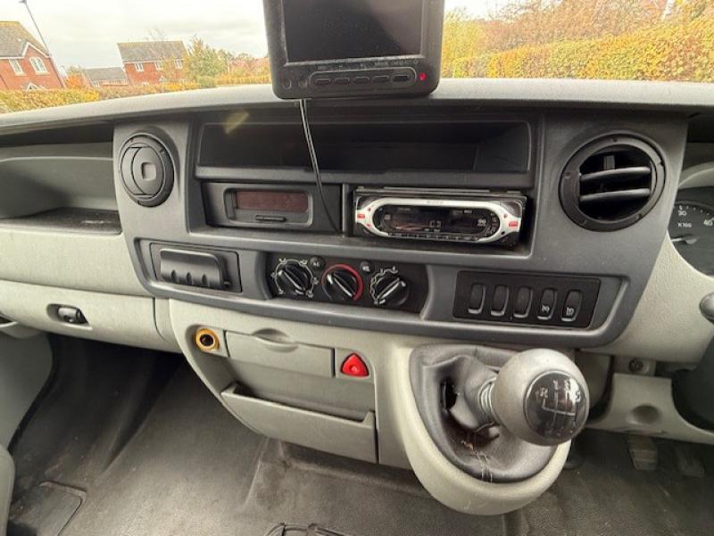 25-1225-2005 Model 54 Renault Master 3.9 Ton Coach built by Stratton Horseboxes. Stalled for 2 rear facing.. Smart changing area at the rear. 25-1225-2005 Model 54 Renault Master 3.9 Ton Coach built by Stratton Horseboxes. Stalled for 2 rear facing.. Smart changing area at the rear.