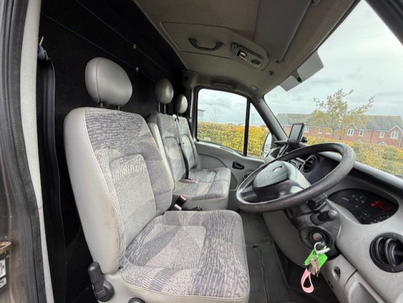 25-1225-2005 Model 54 Renault Master 3.9 Ton Coach built by Stratton Horseboxes. Stalled for 2 rear facing.. Smart changing area at the rear. 25-1225-2005 Model 54 Renault Master 3.9 Ton Coach built by Stratton Horseboxes. Stalled for 2 rear facing.. Smart changing area at the rear.