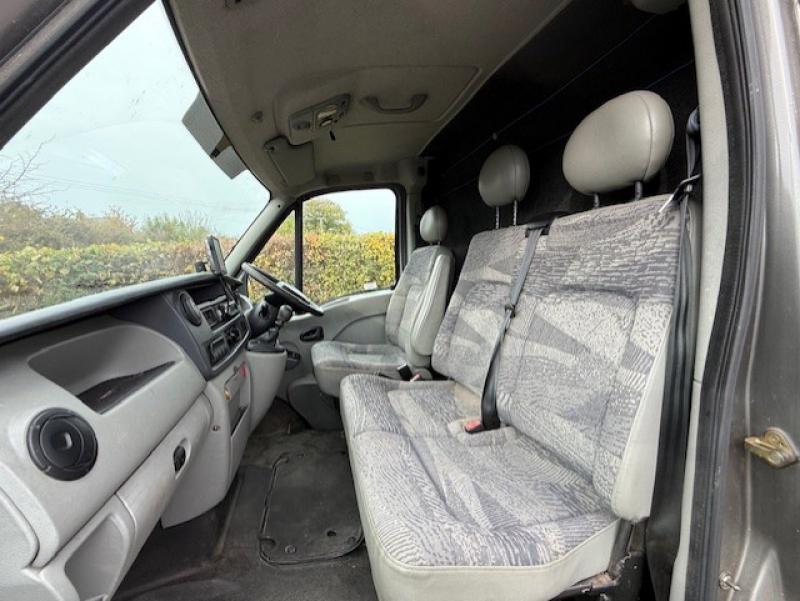 25-1225-2005 Model 54 Renault Master 3.9 Ton Coach built by Stratton Horseboxes. Stalled for 2 rear facing.. Smart changing area at the rear. 25-1225-2005 Model 54 Renault Master 3.9 Ton Coach built by Stratton Horseboxes. Stalled for 2 rear facing.. Smart changing area at the rear.