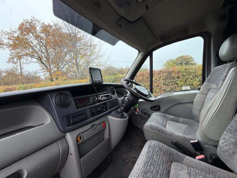 25-1225-2005 Model 54 Renault Master 3.9 Ton Coach built by Stratton Horseboxes. Stalled for 2 rear facing.. Smart changing area at the rear. 25-1225-2005 Model 54 Renault Master 3.9 Ton Coach built by Stratton Horseboxes. Stalled for 2 rear facing.. Smart changing area at the rear.