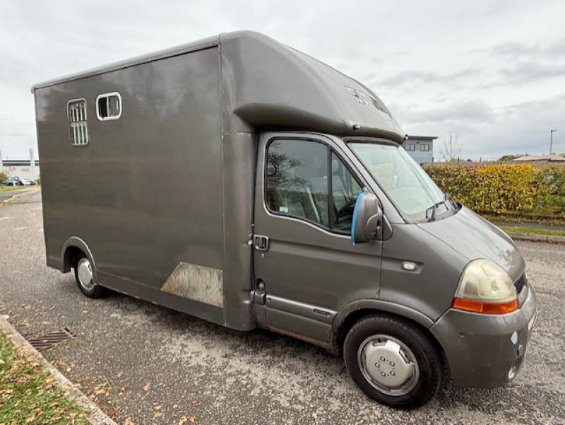 25-1225-2005 Model 54 Renault Master 3.9 Ton Coach built by Stratton Horseboxes. Stalled for 2 rear facing.. Smart changing area at the rear. 25-1225-2005 Model 54 Renault Master 3.9 Ton Coach built by Stratton Horseboxes. Stalled for 2 rear facing.. Smart changing area at the rear.