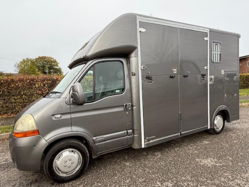 25-1225-2005 Model 54 Renault Master 3.9 Ton Coach built by Stratton Horseboxes. Stalled for 2 rear facing.. Smart changing area at the rear. 25-1225-2005 Model 54 Renault Master 3.9 Ton Coach built by Stratton Horseboxes. Stalled for 2 rear facing.. Smart changing area at the rear.