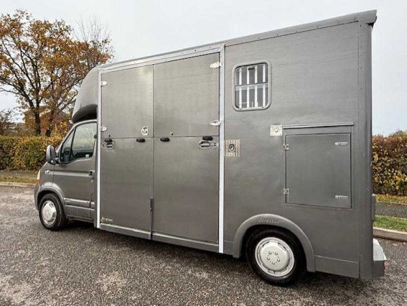 25-1225-2005 Model 54 Renault Master 3.9 Ton Coach built by Stratton Horseboxes. Stalled for 2 rear facing.. Smart changing area at the rear. 25-1225-2005 Model 54 Renault Master 3.9 Ton Coach built by Stratton Horseboxes. Stalled for 2 rear facing.. Smart changing area at the rear.