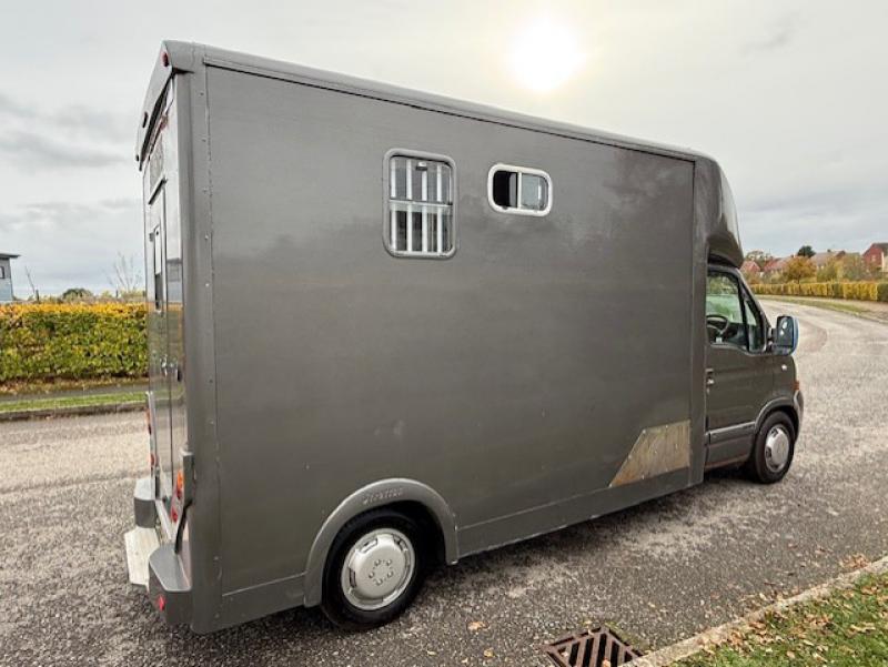 25-1225-2005 Model 54 Renault Master 3.9 Ton Coach built by Stratton Horseboxes. Stalled for 2 rear facing.. Smart changing area at the rear. 25-1225-2005 Model 54 Renault Master 3.9 Ton Coach built by Stratton Horseboxes. Stalled for 2 rear facing.. Smart changing area at the rear.