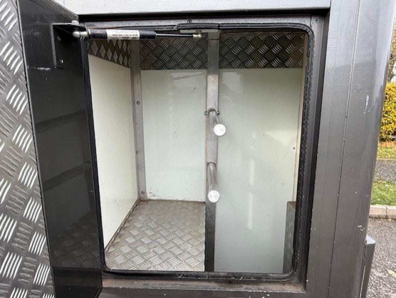 25-1225-2005 Model 54 Renault Master 3.9 Ton Coach built by Stratton Horseboxes. Stalled for 2 rear facing.. Smart changing area at the rear. 25-1225-2005 Model 54 Renault Master 3.9 Ton Coach built by Stratton Horseboxes. Stalled for 2 rear facing.. Smart changing area at the rear.